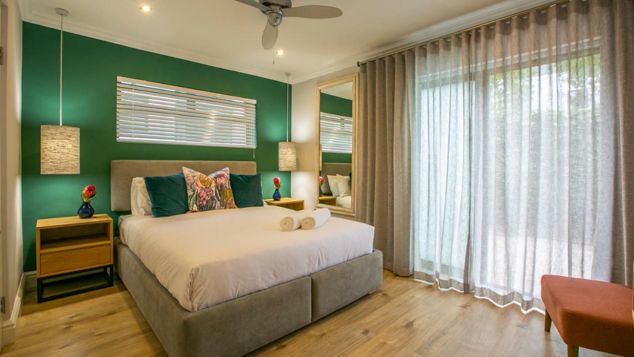 Hout & About Guest House Hout Bay Exteriör bild