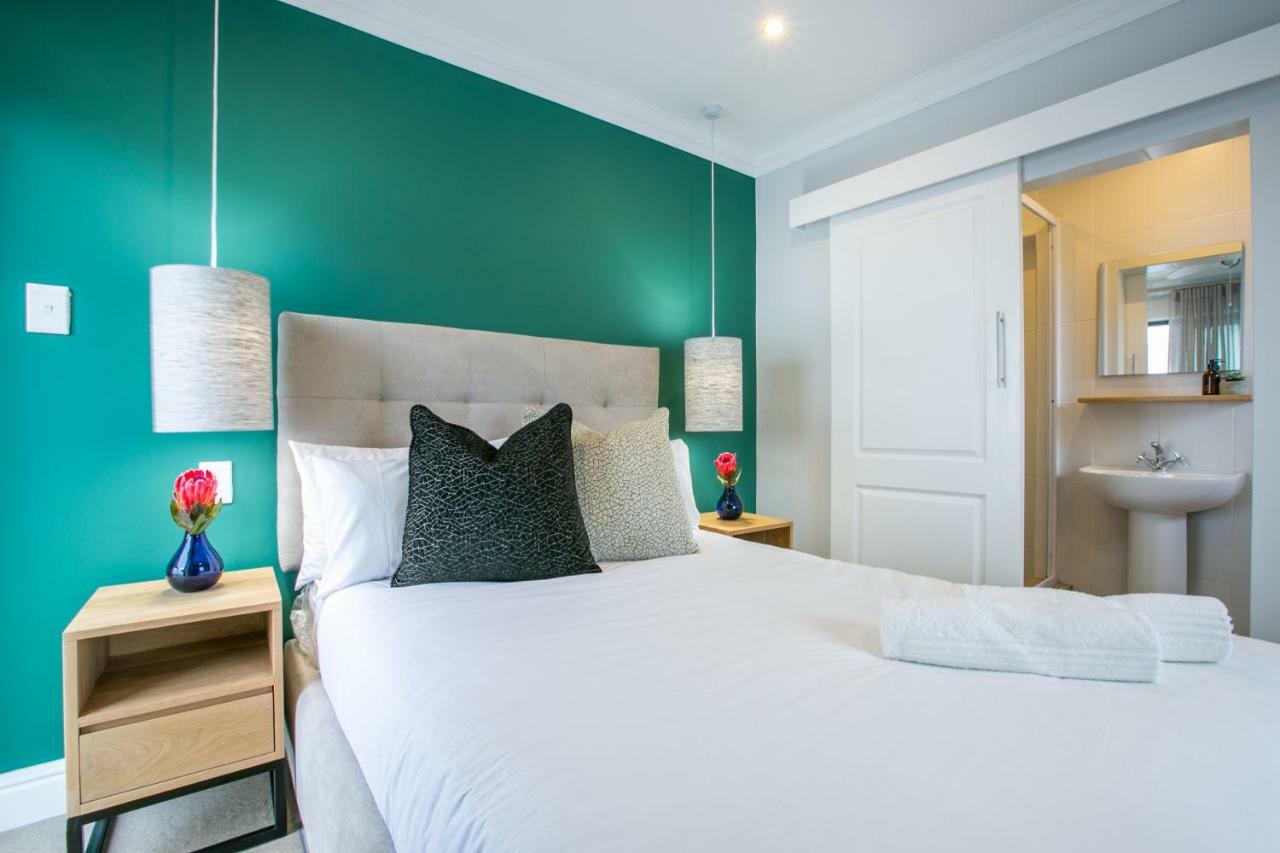 Hout & About Guest House Hout Bay Exteriör bild