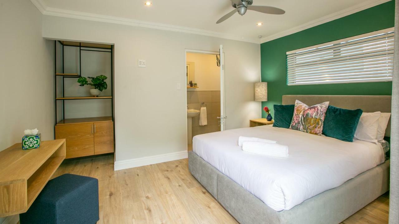 Hout & About Guest House Hout Bay Exteriör bild